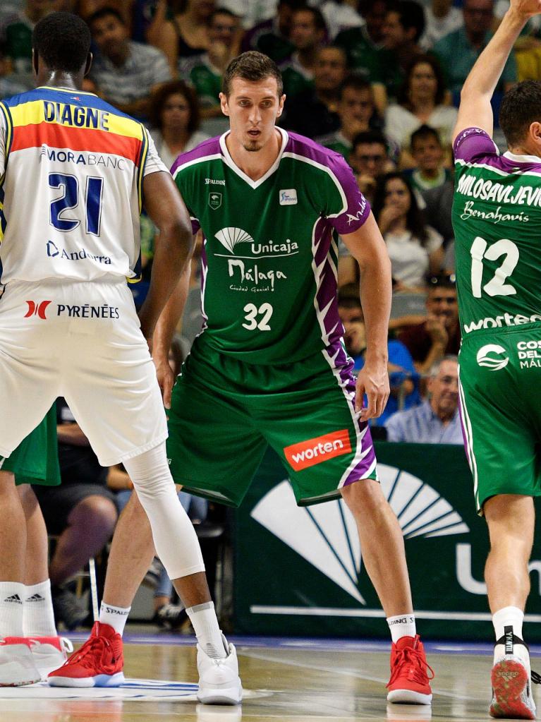 Rubén Guerrero defendiendo en un momento del partido