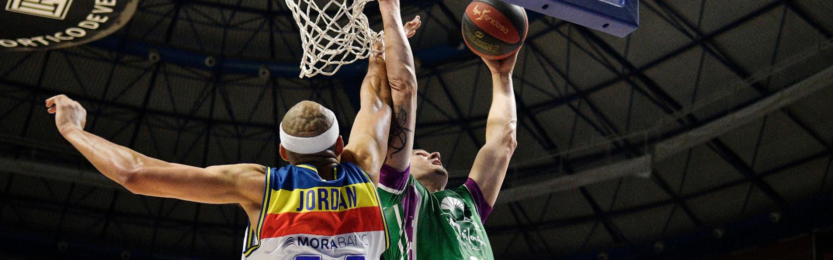 Rubén Guerrero anotando su primera canasta con la camiseta del Unicaja