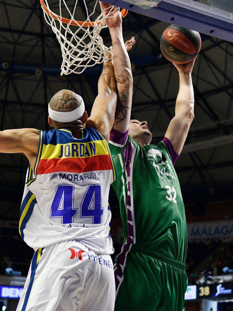 Rubén Guerrero anotando su primera canasta con la camiseta del Unicaja