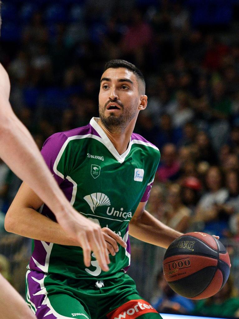 Jaime Fernánez bota el balón ante John Shurna