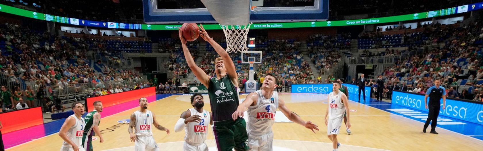 Volodymyr Gerun anota frente al Buducnost VOLI Podgorica.