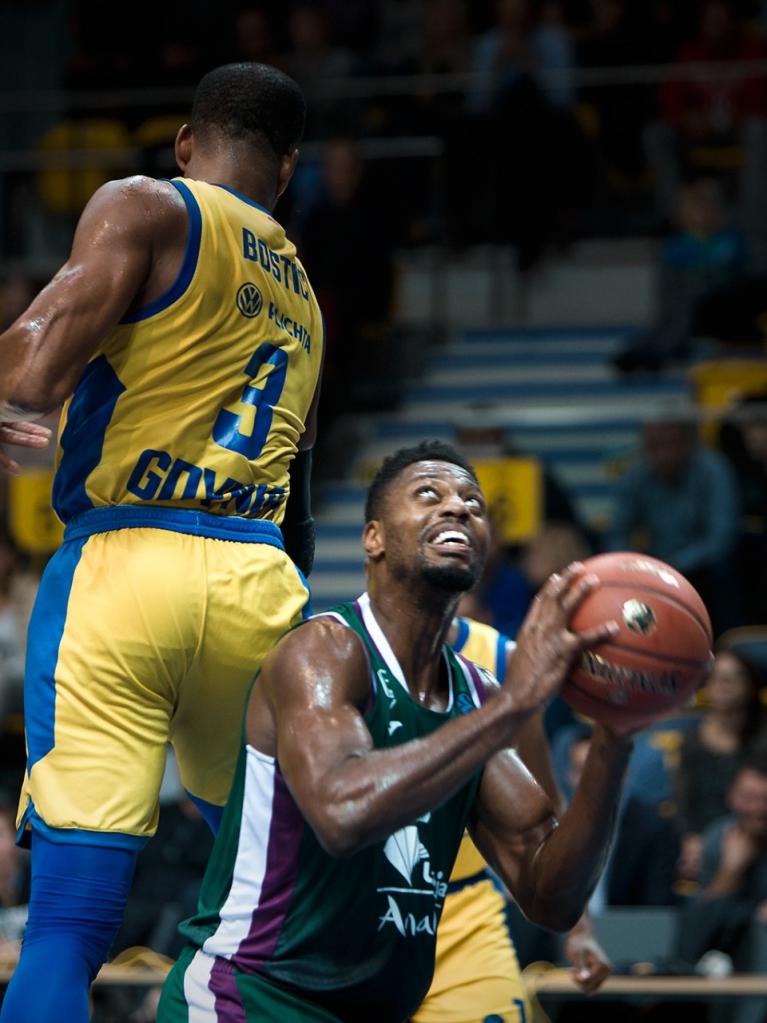 Melvin Ejim intenta subir el balón bajo el aro 