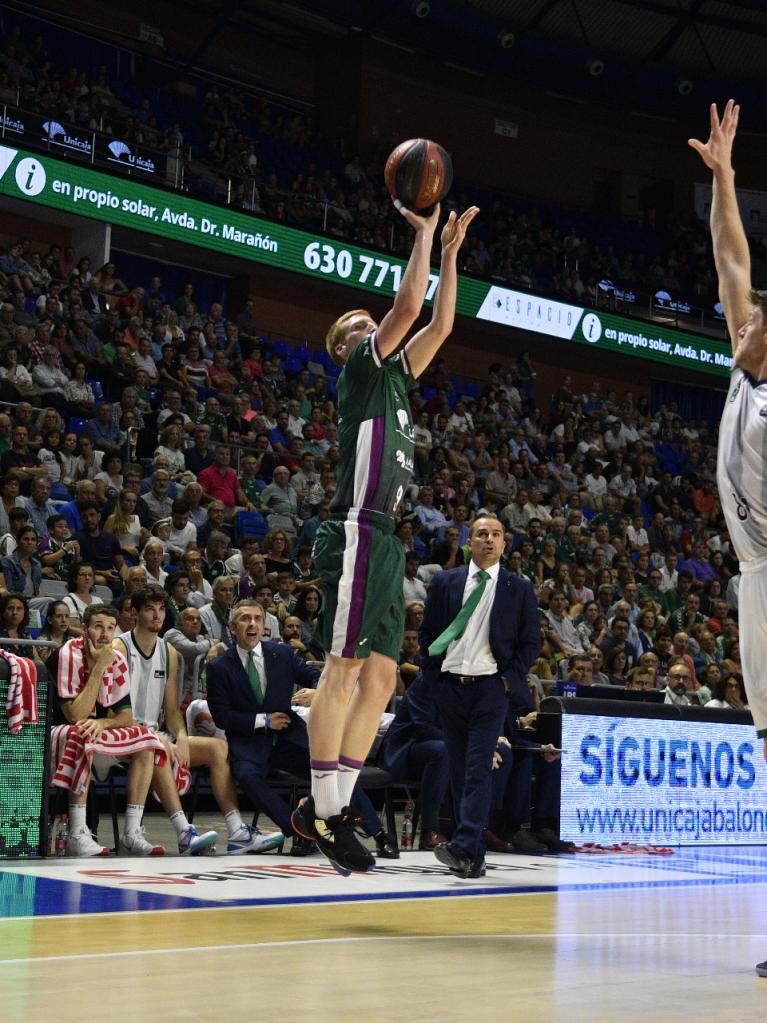 Alberto Díaz lanza desde la línea de tres puntos 