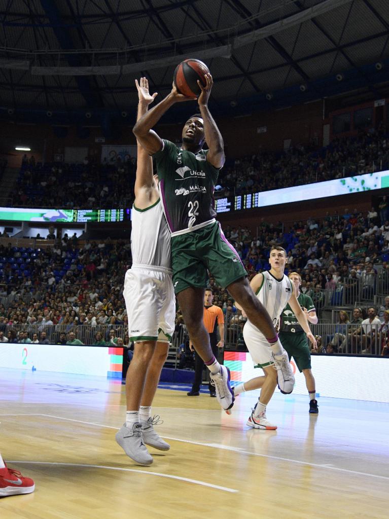 Ejim lanza dentro de la zona