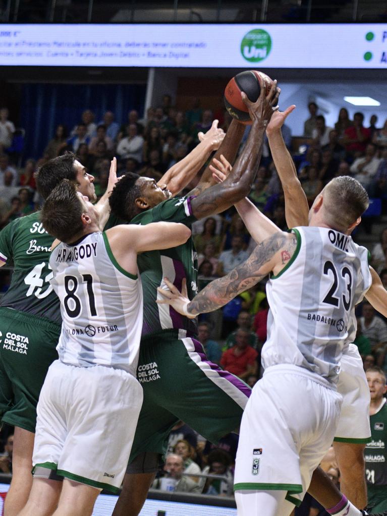 Elegar, luchando por un balón rodeado de contrarios