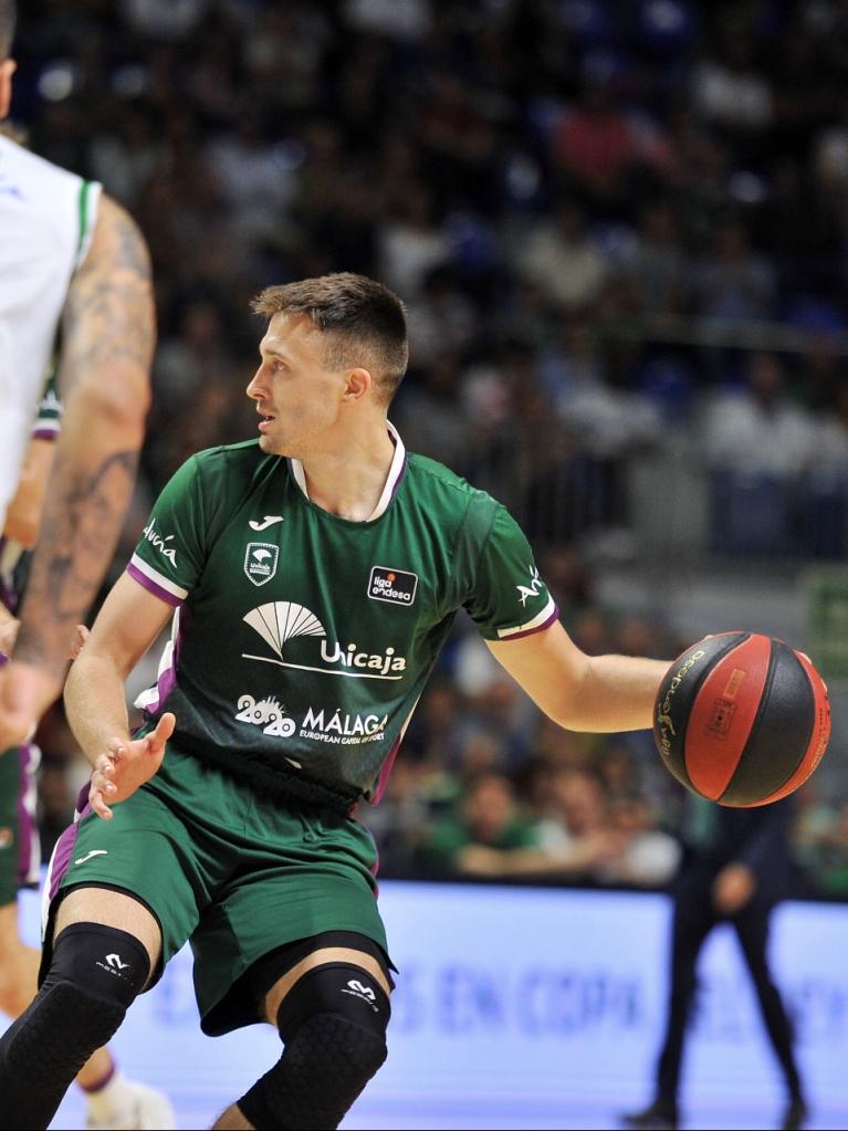 Avramovic controla el balón ante la mirada de Nacho Martín