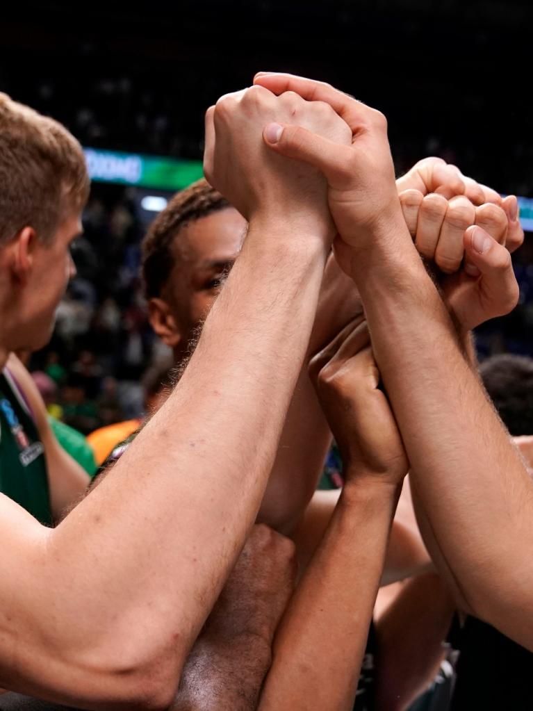 El equipo celebra tras la victoria