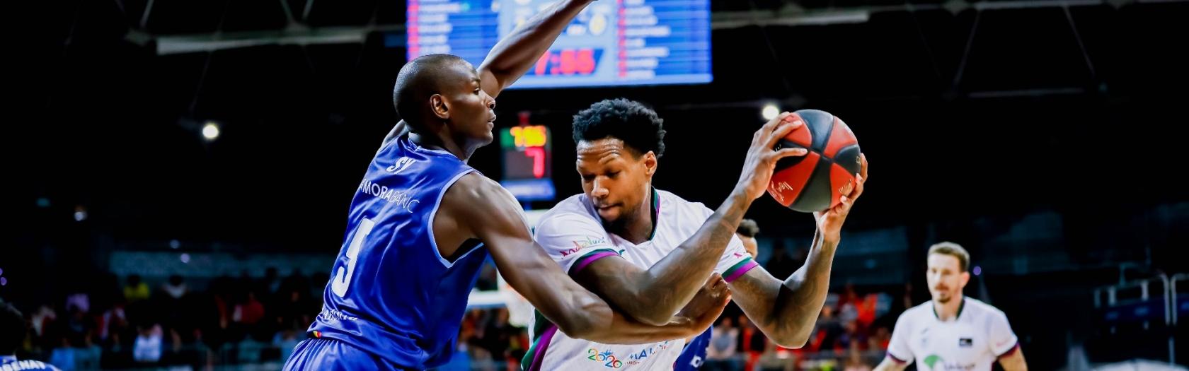 Deon Thompson intenta zafarse de su defensor contra el MoraBanc Andorra.