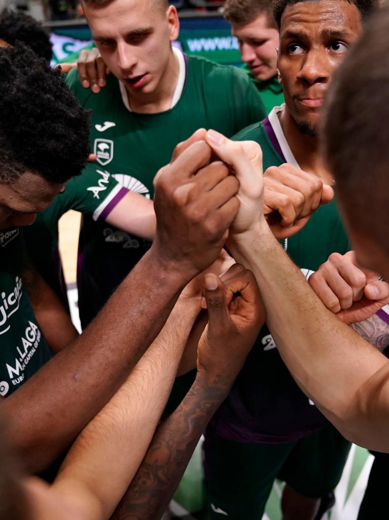 El equipo unido en el centro del campo tras el partido