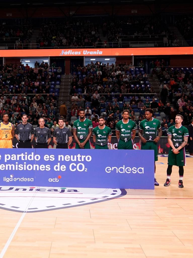 Los equipos forman antes del inicio del encuentro