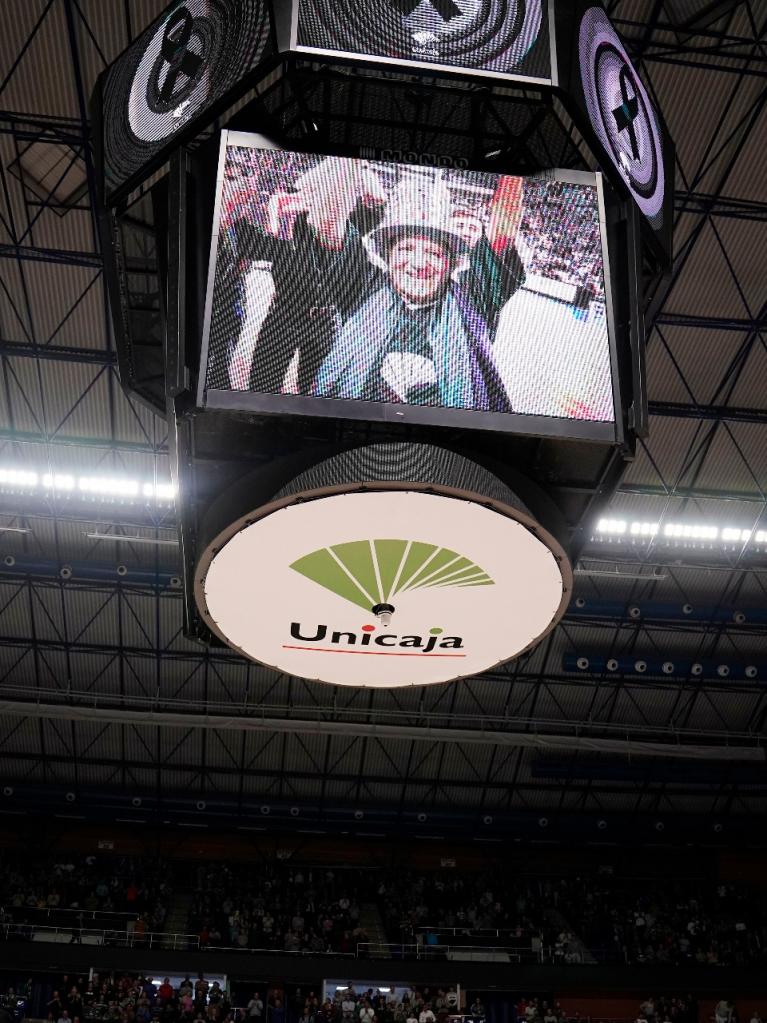 Unicaja homenajeó a Miguel Robles, el entrañable abuelo de la afición