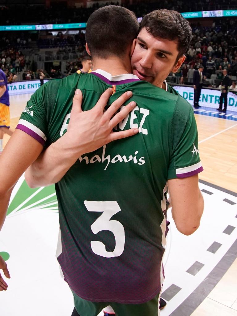 Jaime Fernández y Darío Brizuela se abrazan tras la victoria