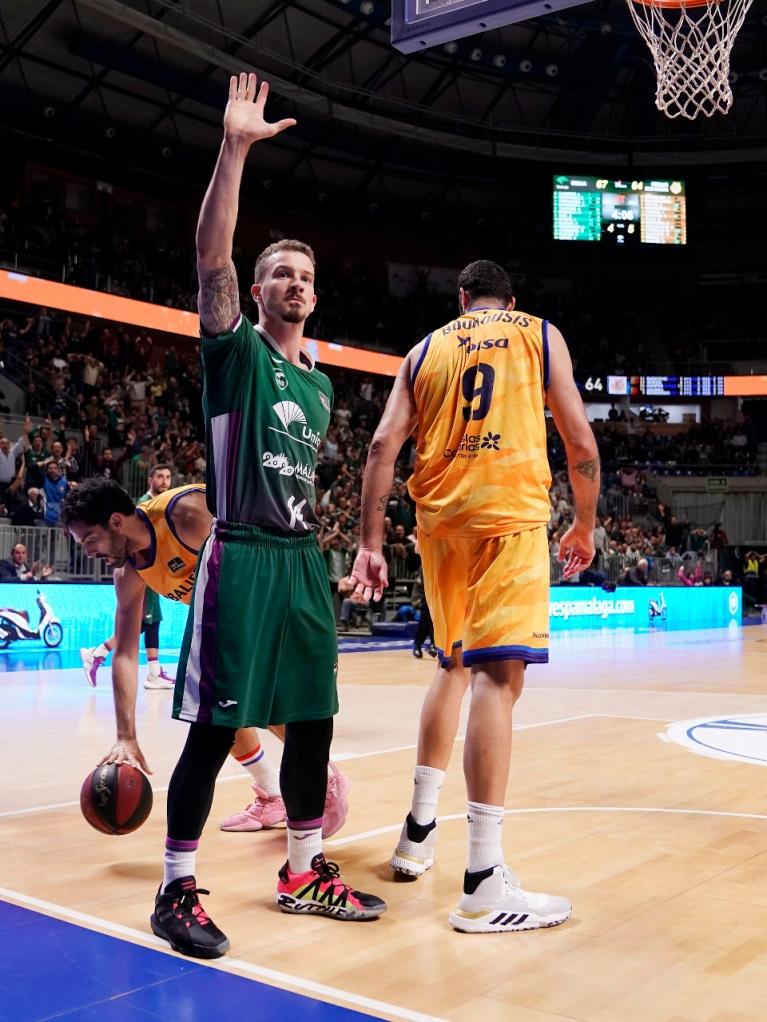 Josh Adams celebra el mate mirando a la grada