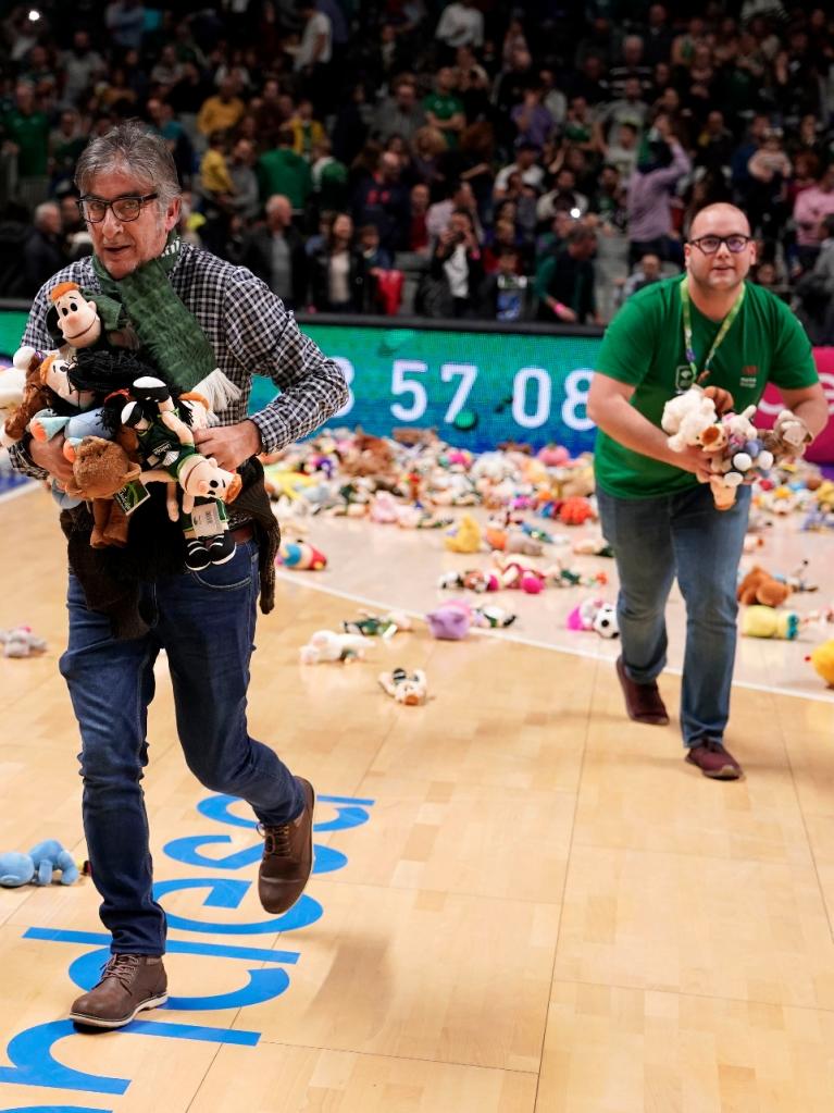 Los voluntarios recogen los peluches