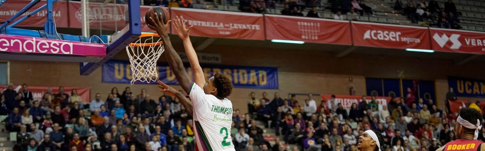 Deon Thompson entra a canasta frente al UCAM Murcia.