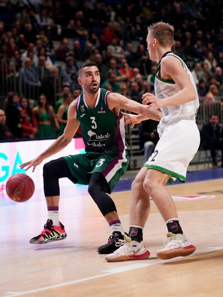 Jaime Fernández, botando el balón