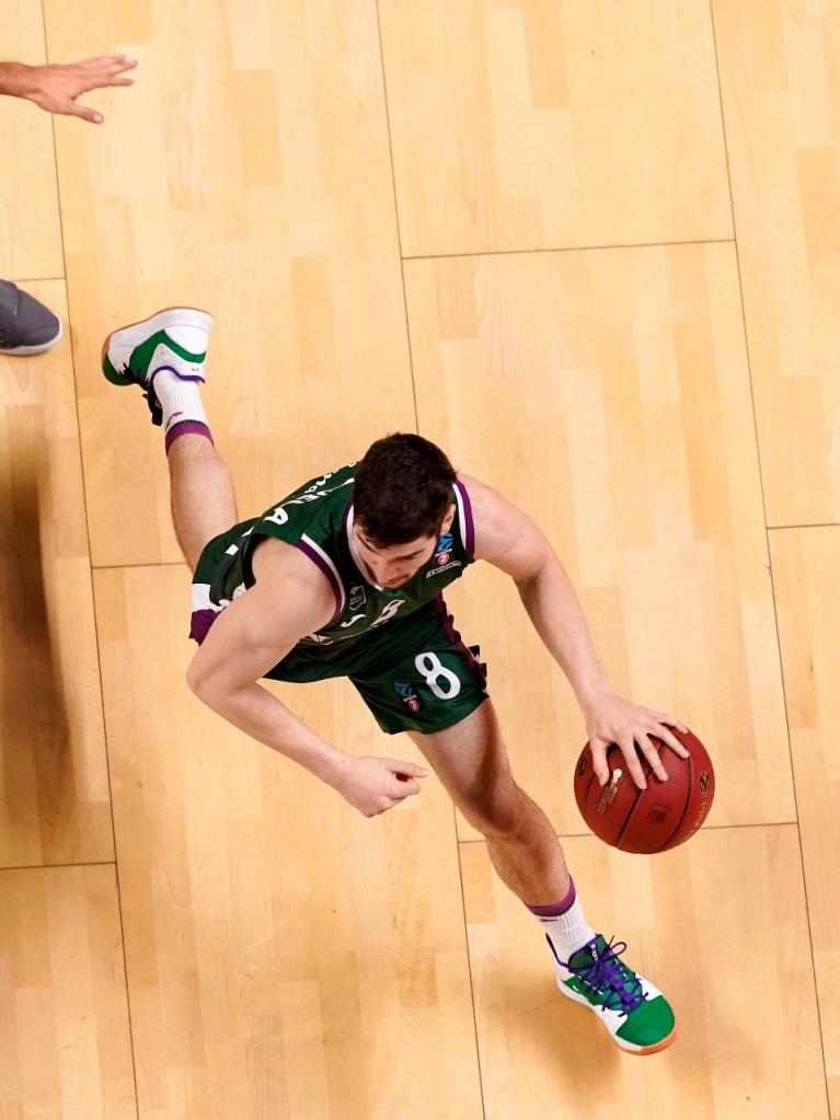 Brizuela, botando el balón 