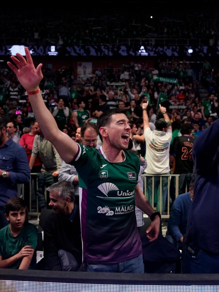 El público celebra una de las jugadas del partido