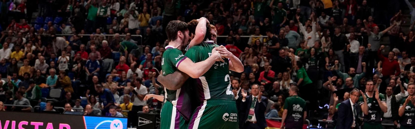 Thompson, Díaz y Brizuela celebran la jugada final