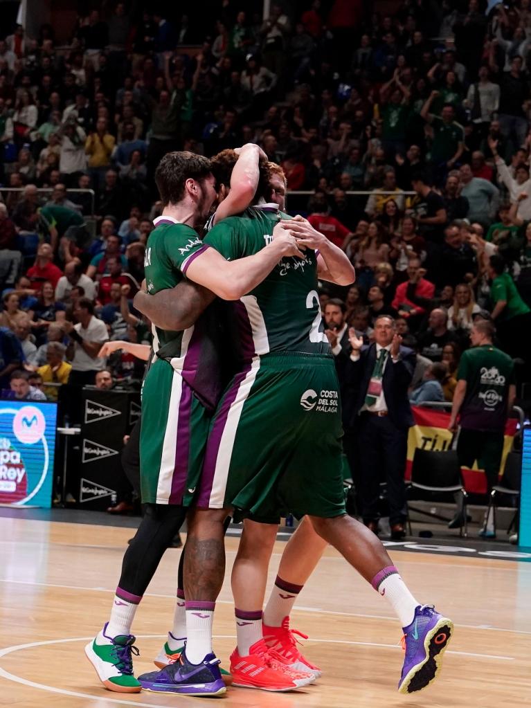 Thompson, Díaz y Brizuela celebran la jugada final