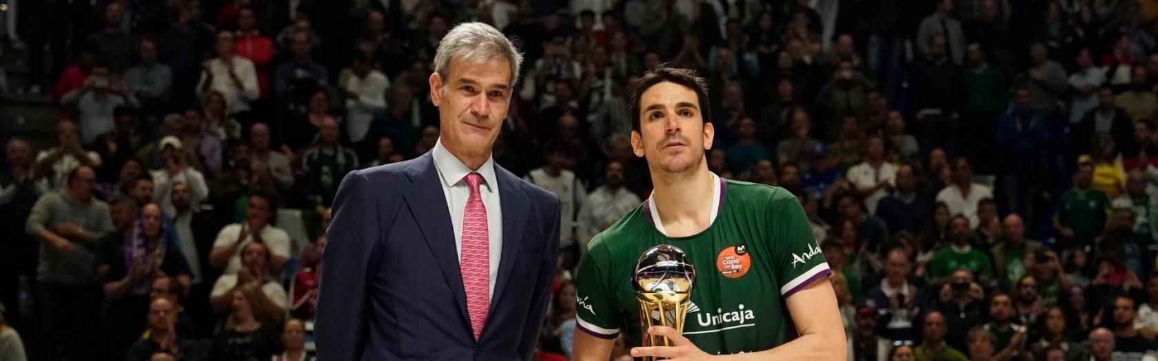 Carlos Suárez posa con el trofeo de subcampeón de la Copa.