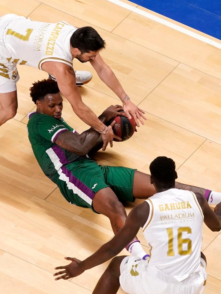 Thompson lucha por un balón