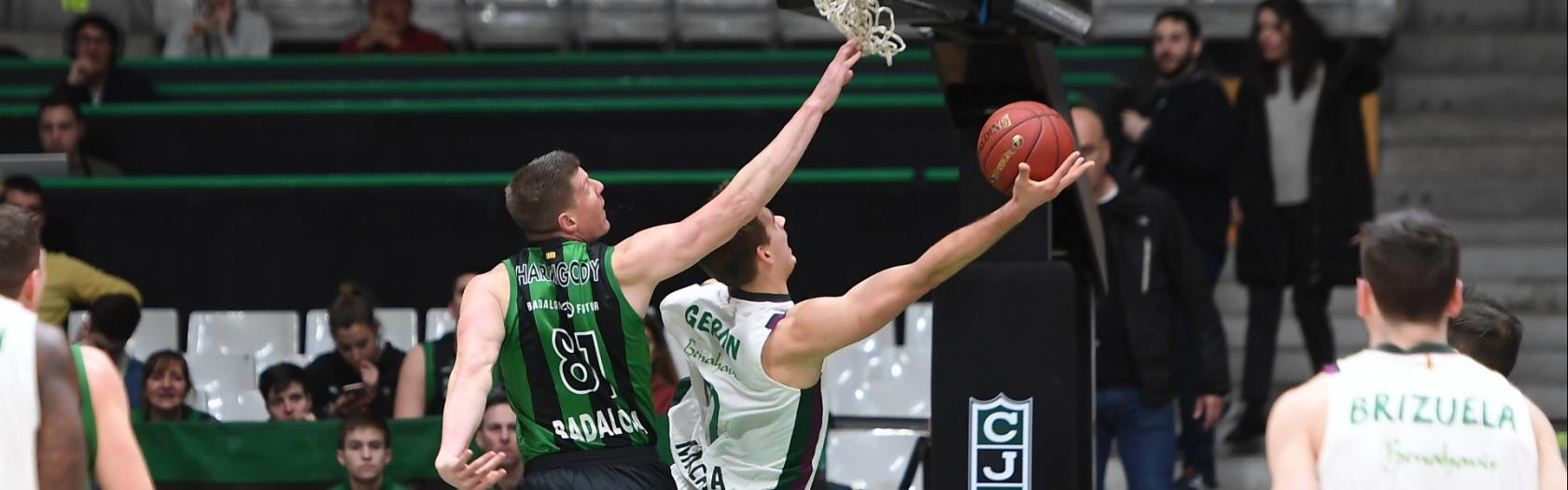 Volodymyr Gerun intenta anotar ante el Joventut.