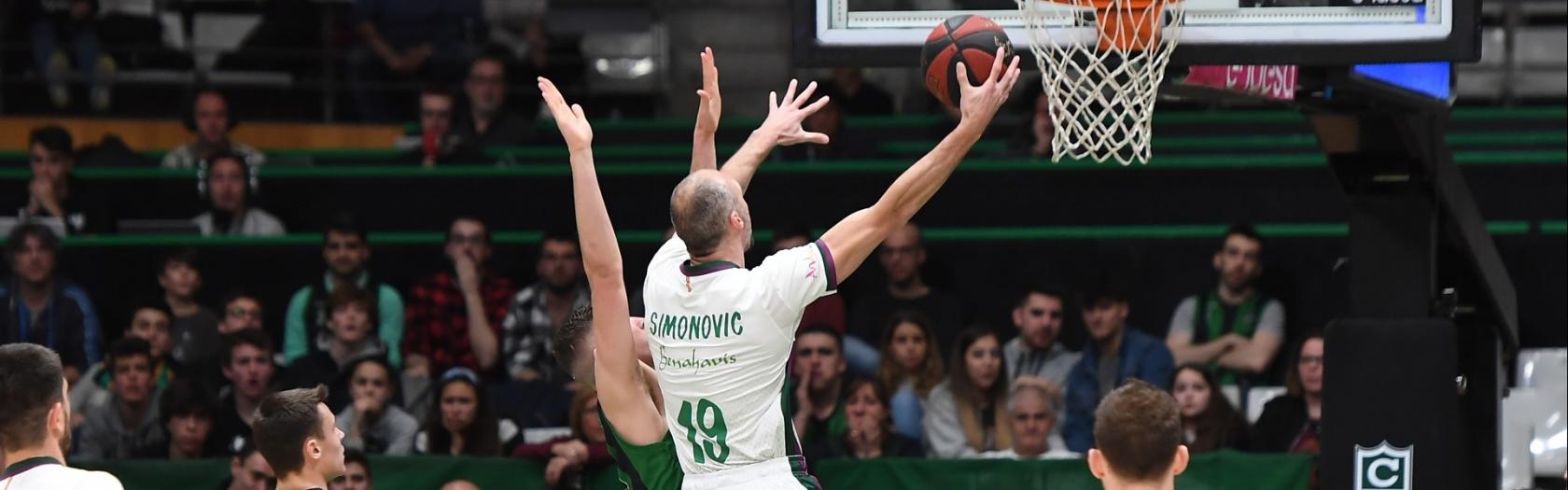 Marko Simonovic penetra ante la mirada de Gal Mekel.