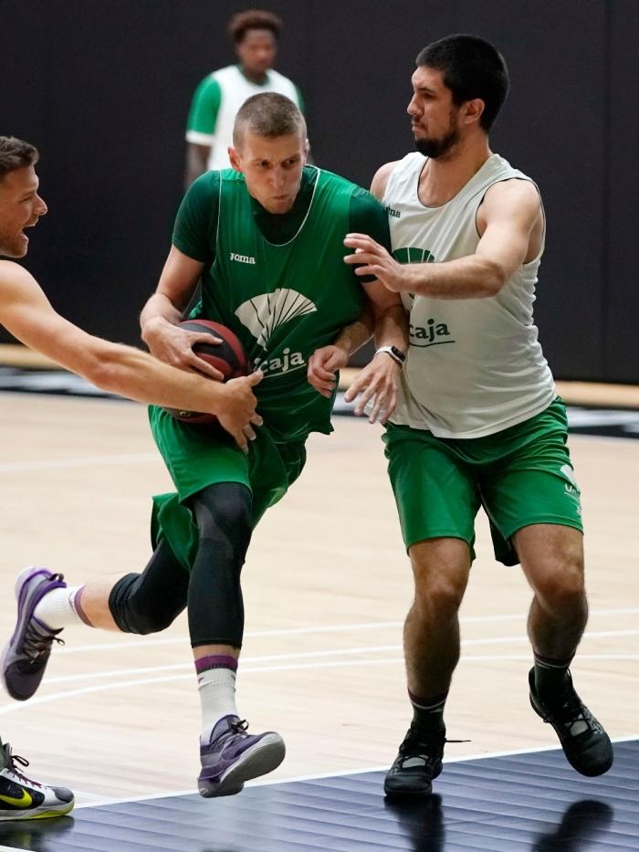 Adam Waczynski penetra ante la defensa de Gal Mekel y Axel Bouteille.