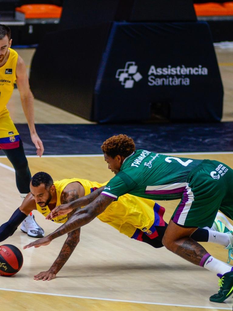 Deon Thompson pelea por un balón