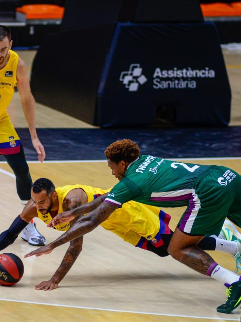 Deon Thompson pelea por un balón