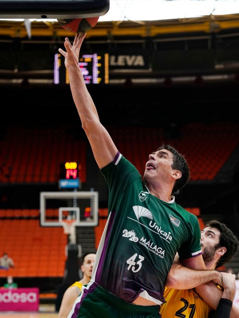 Suárez palmea recibiendo la falta de Abrines