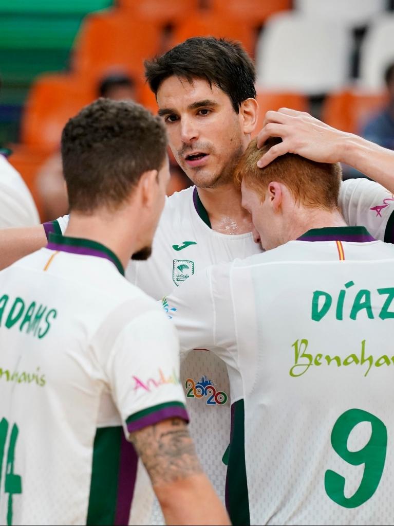 Los jugadores celebran una jugada.