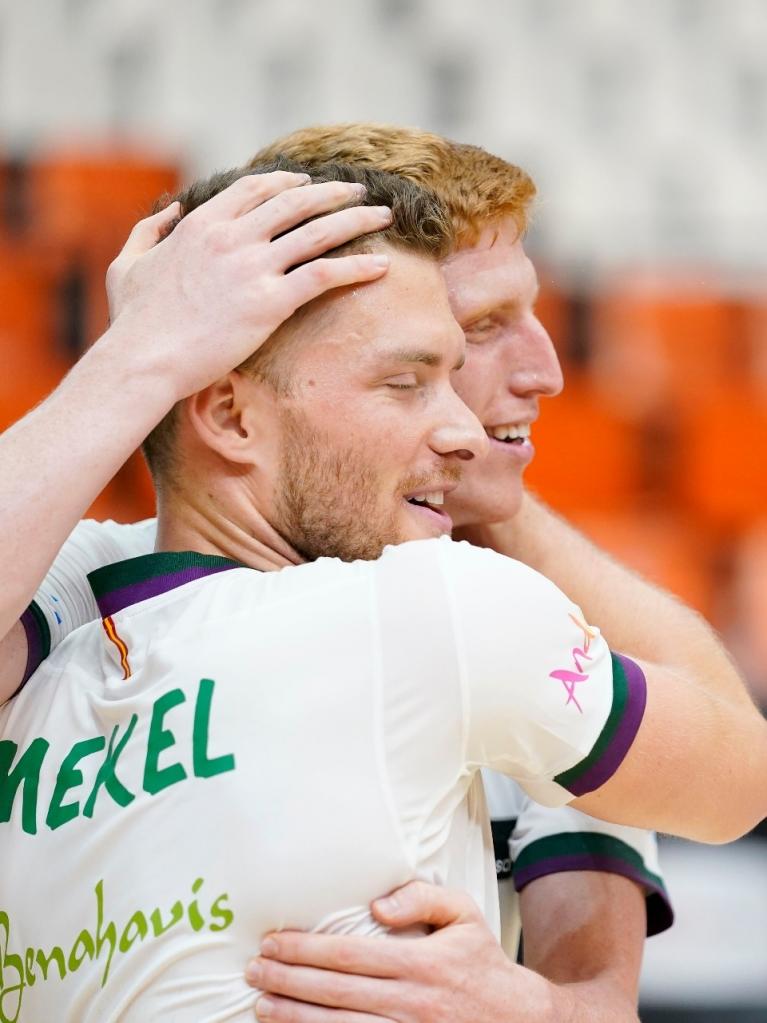 Gal Mekel y Alberto Díaz celebran una jugada.