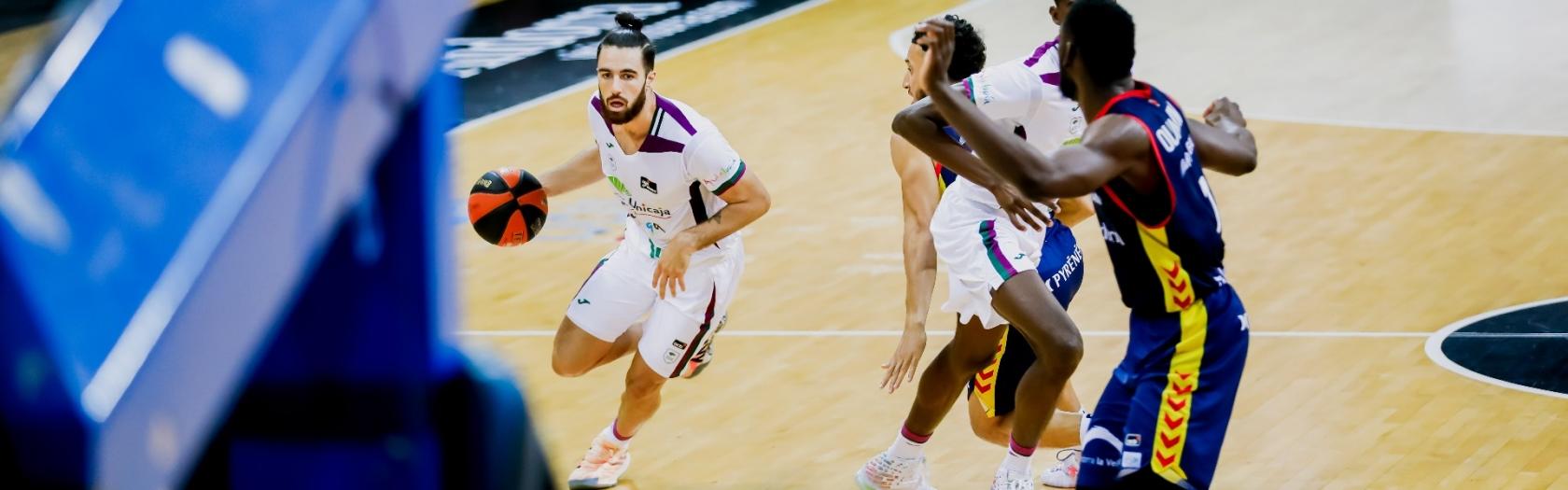 Francis Alonso penetra hacia canasta frente al Andorra