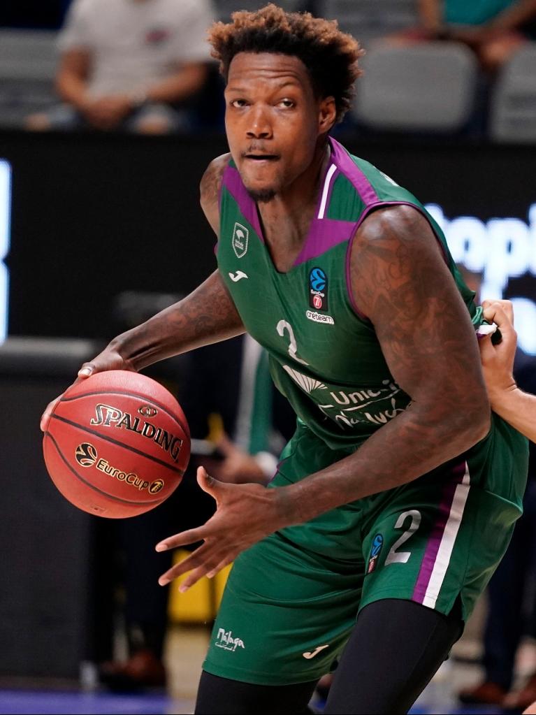 Deon Thompson defendido por Tomer Ginat