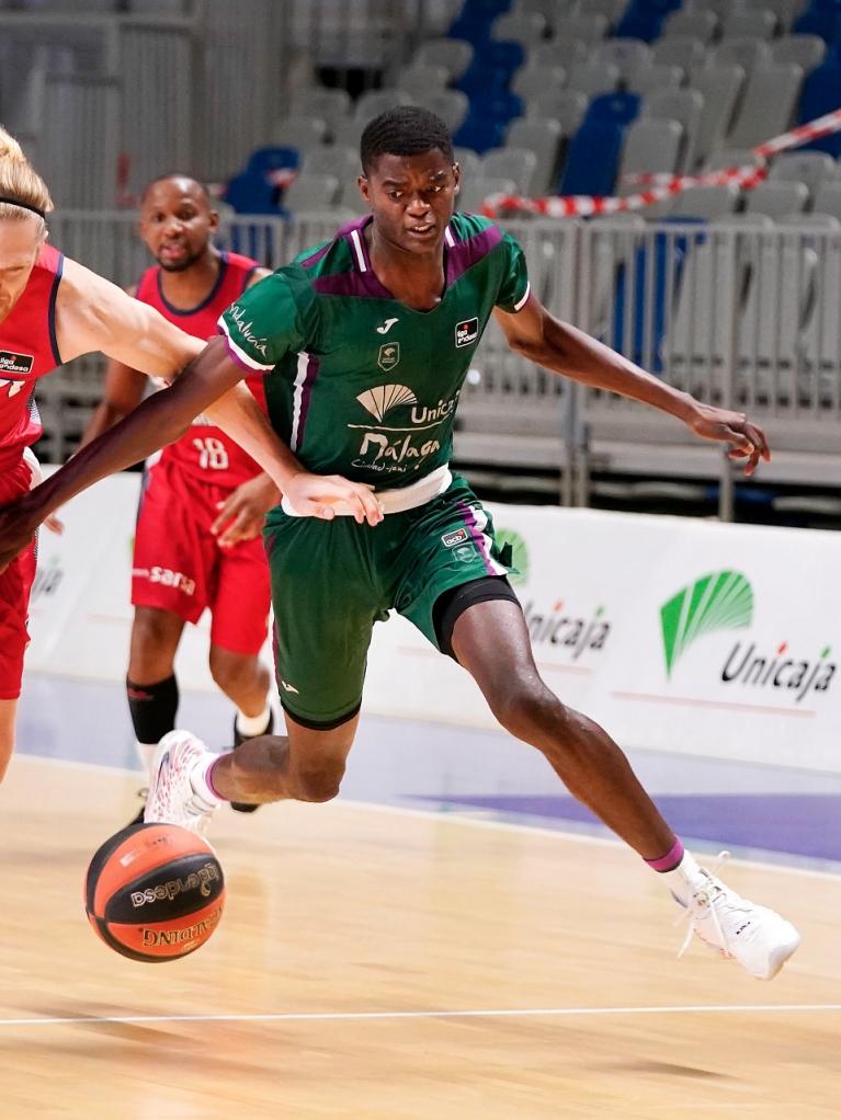 Yannick Nzosa lucha con Eatherton por un balón