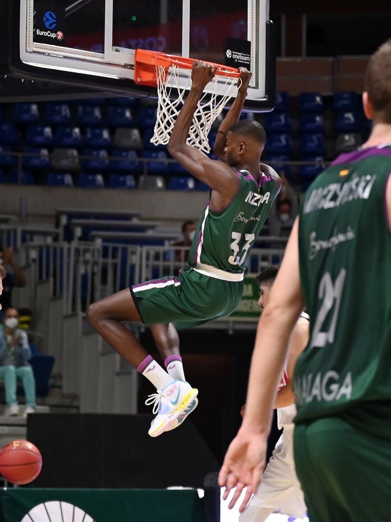 Yannick Nzosa cierra el partido con un mate