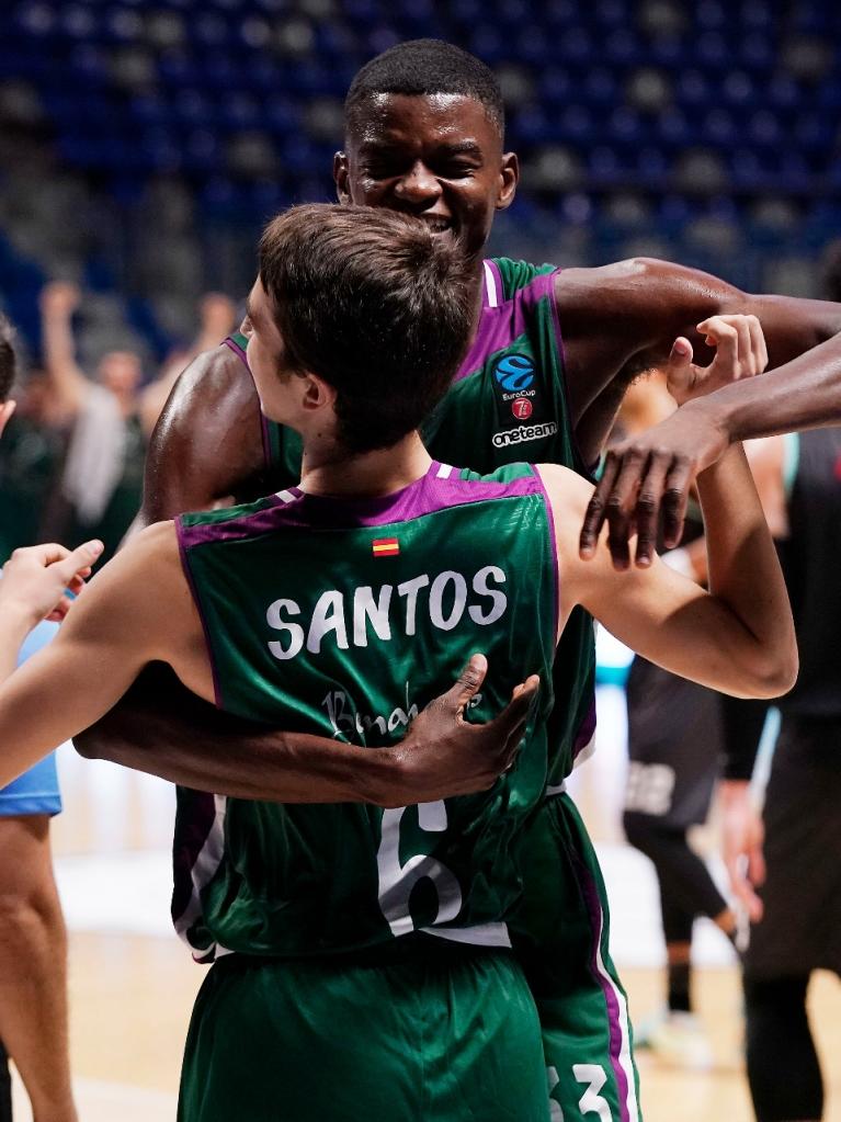 Yannick Nzosa felicita a Rafa Santos por su canasta sobre la bocina