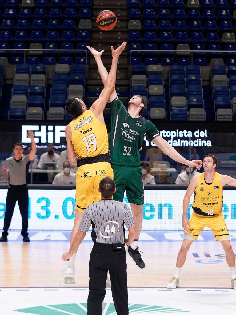 Salto inicial entre Shermadini y Rubén Guerrero