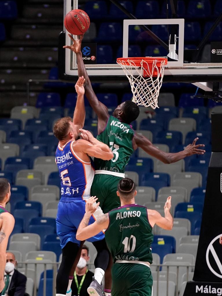 Yannick Nzosa coloca un tapón