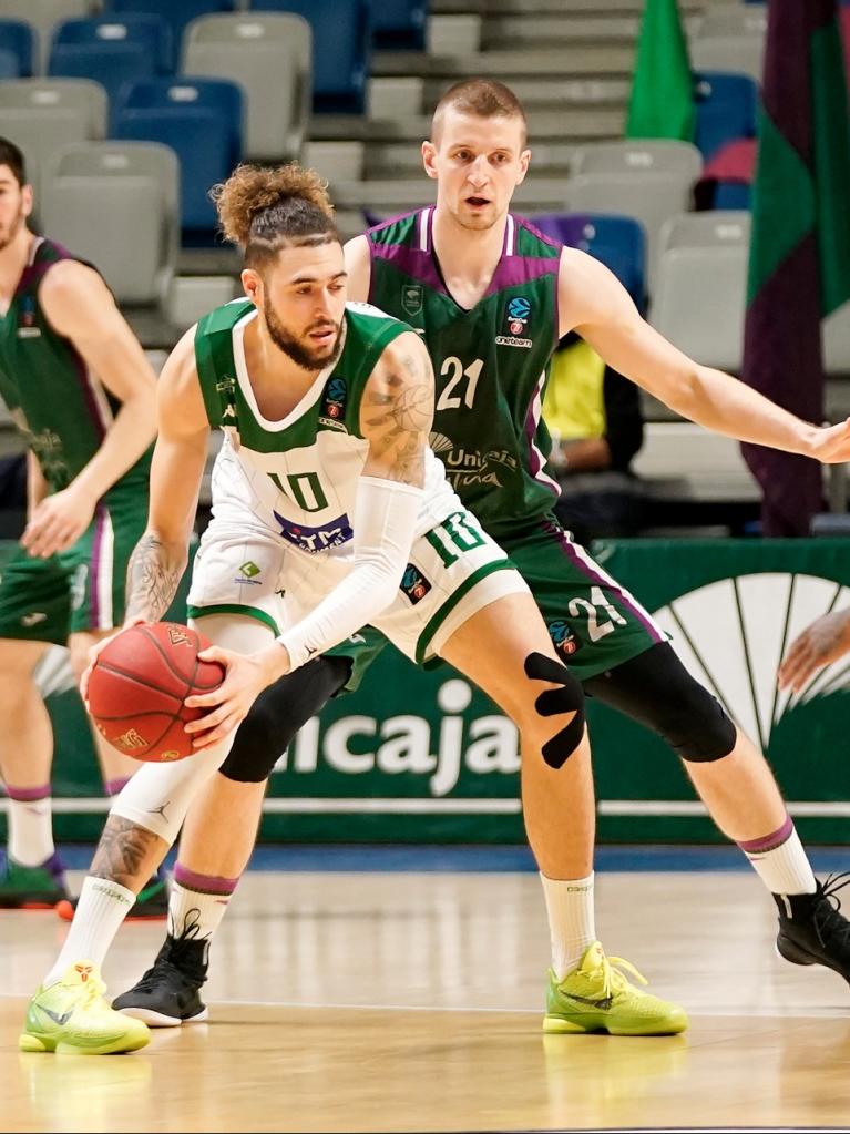 Adam Waczynski defendiendo a Cordinier