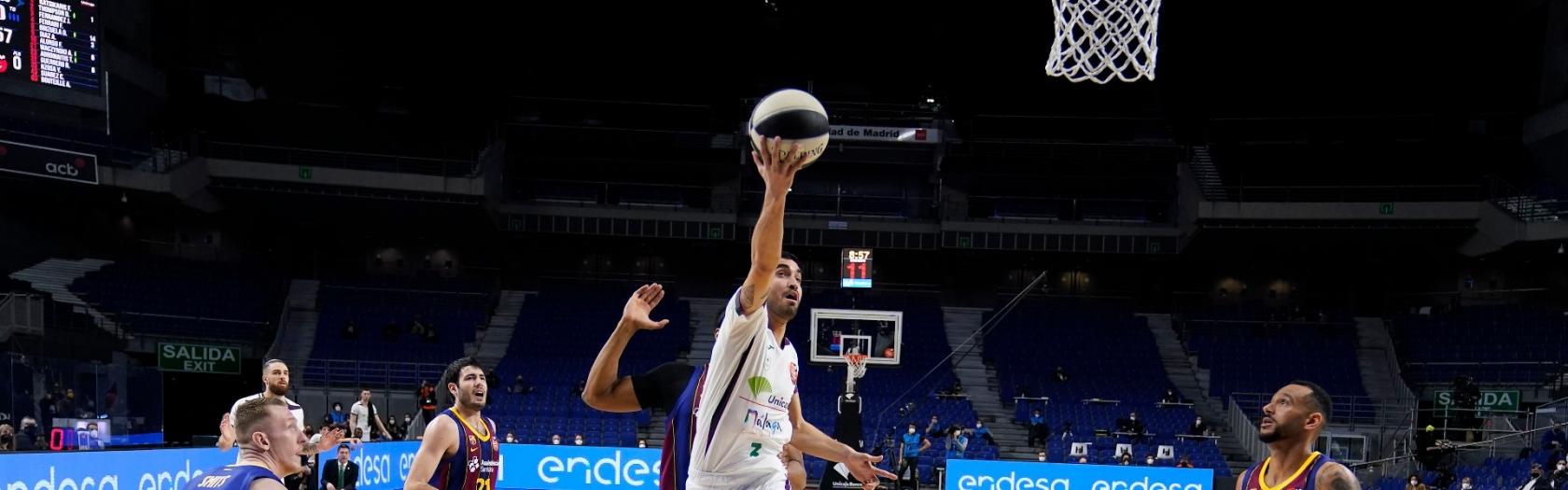 Jaime Fernández anota una bandeja