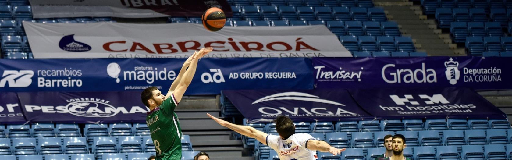 Darío Brizuela lanza el tiro con el que le dio el triunfo al Unicaja en Santiago