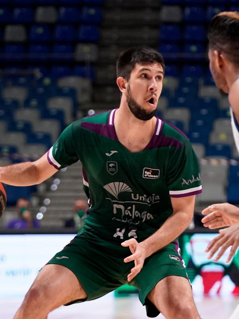 Bouteille bota el balón defendido por Rivero