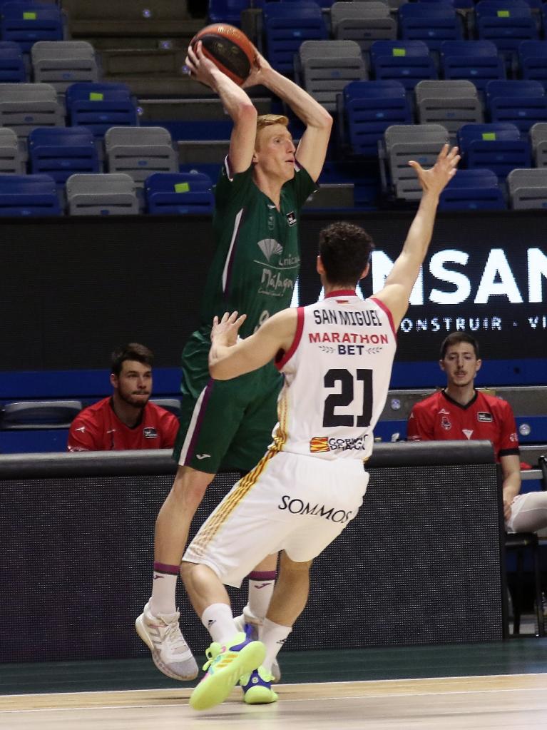 Alberto Díaz pasa el balón