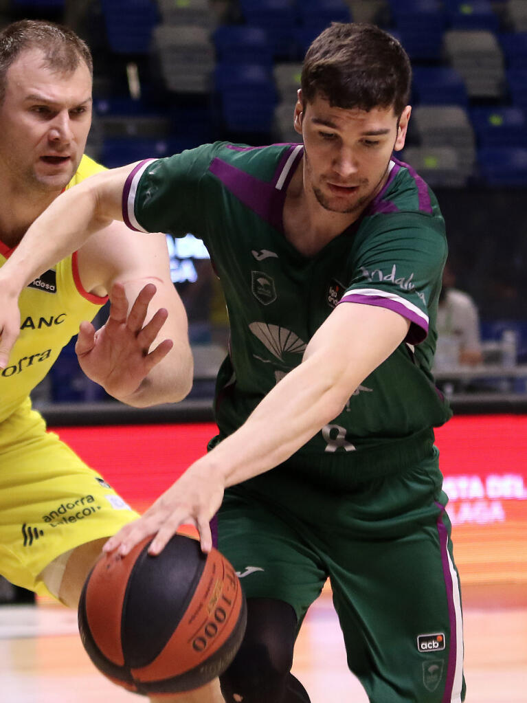 Darío Brizuela intenta controlar el balón ante Parakhouski