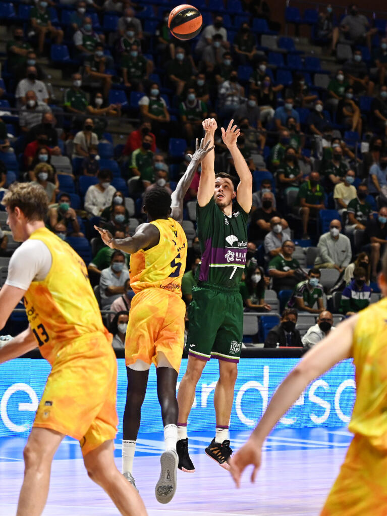 Jonathan Barreiro lanza ante la defensa de Dylan Ennis