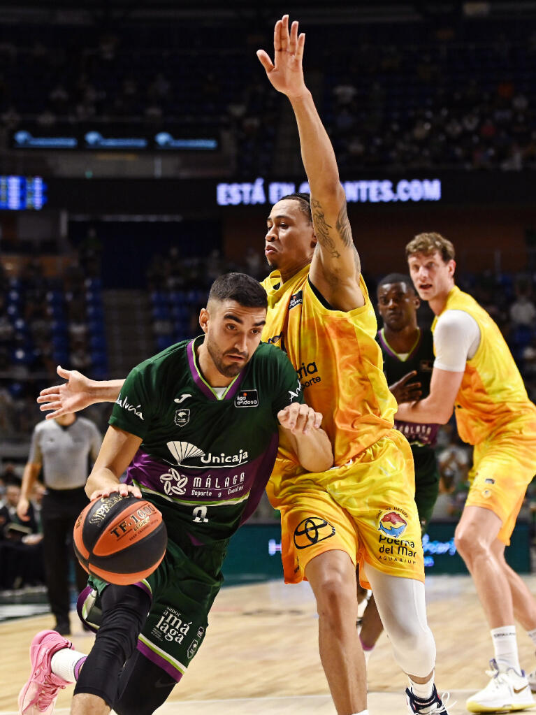 Jaime Fernández trata de superar a AJ Slaughter