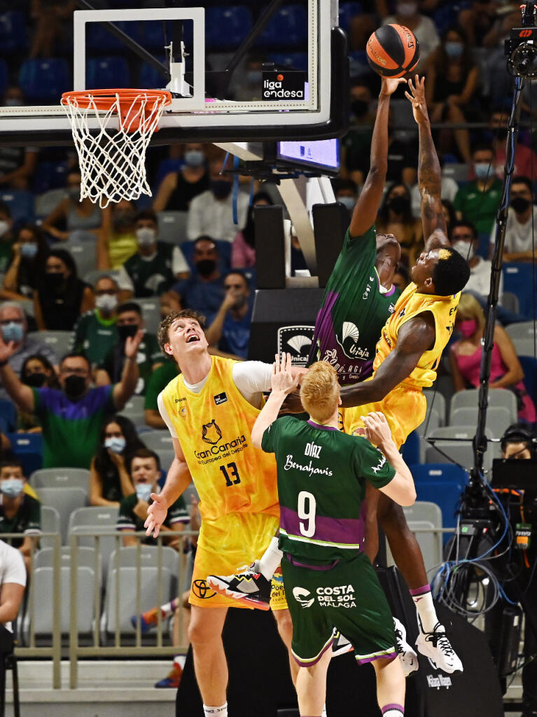 Yannick Nzosa tapona a Dylan Ennis